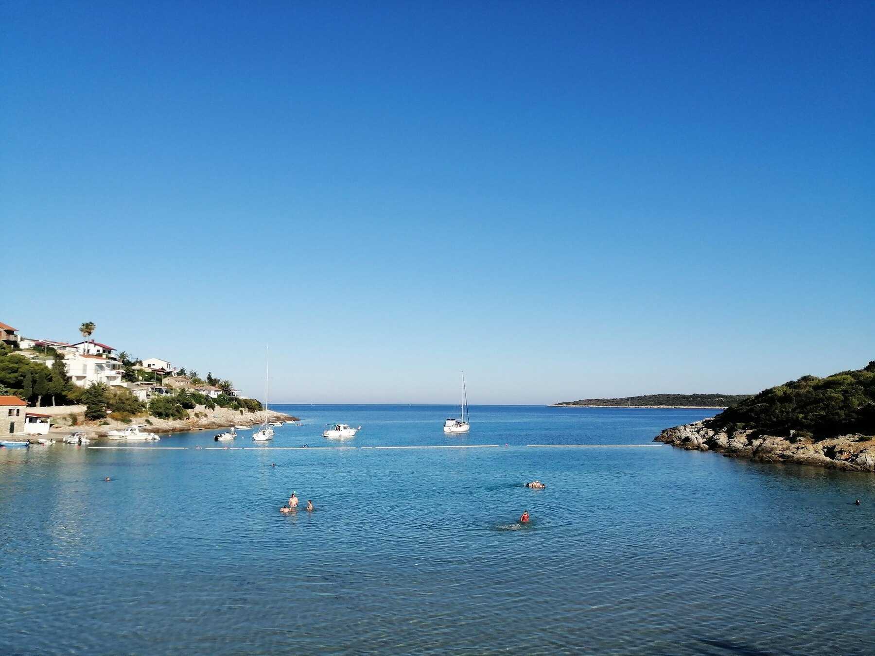 La baie de Milna, sur la côte sud-est de Vis, sous un ciel bleu