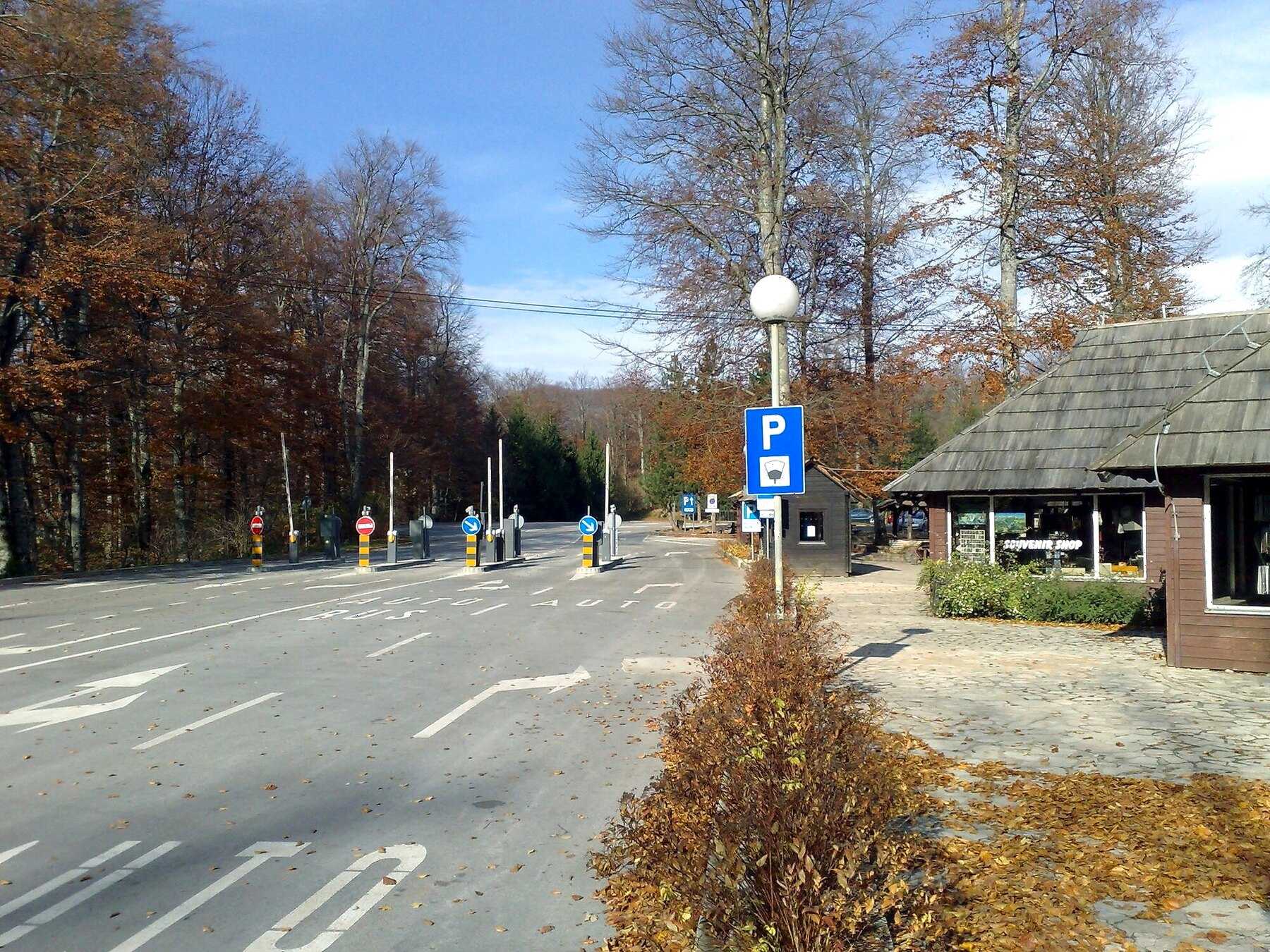 Les barrières d’accès au parking d’une entrée du parc de Plitvice, sous les hêtres en automne