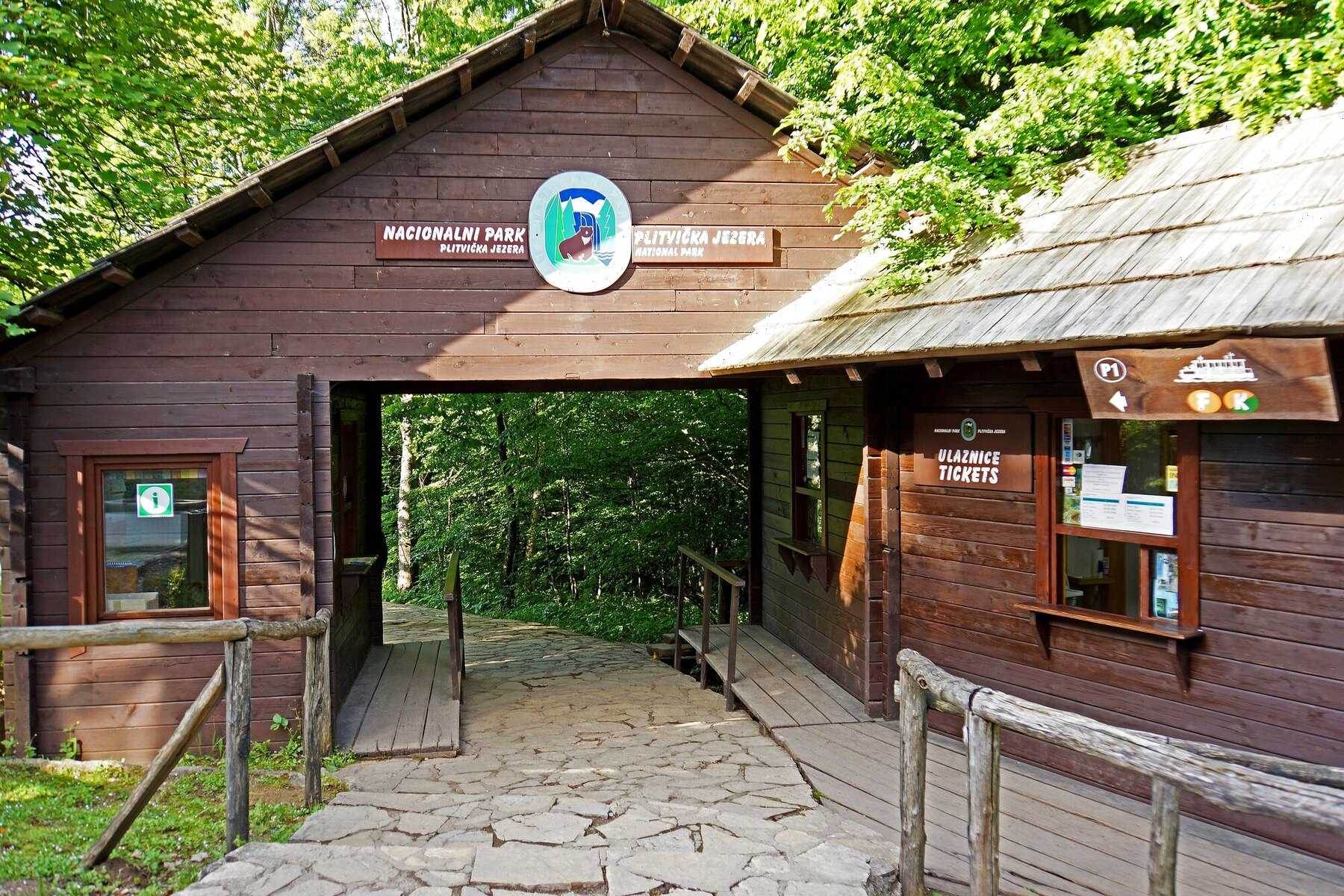 Le guichet en bois d’une entrée du parc national de Plitvice, avec sa fenêtre « Ulaznice – Tickets »