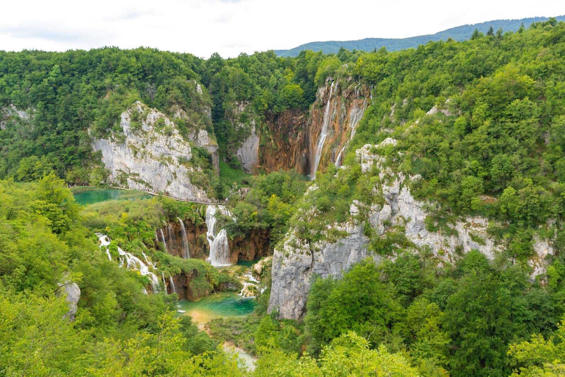 Vue aérienne de la Grande cascade (Veliki slap) et des lacs inférieurs de Plitvice, entre falaises et forêt