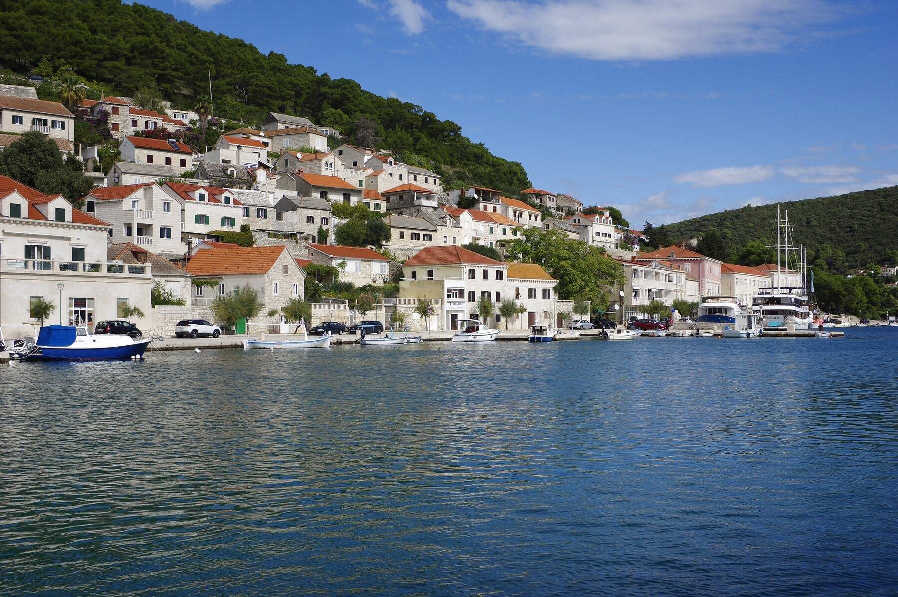 La baie profonde de Pučišća et ses maisons blanches étagées sur la colline