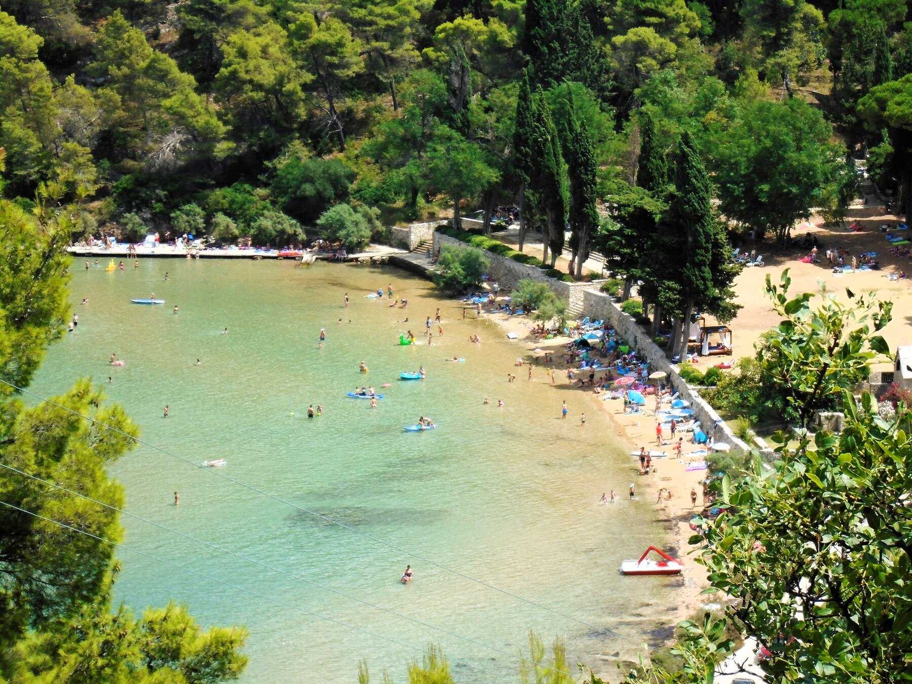 La baie de sable de Lovrečina, aux eaux turquoise, bordée de pins