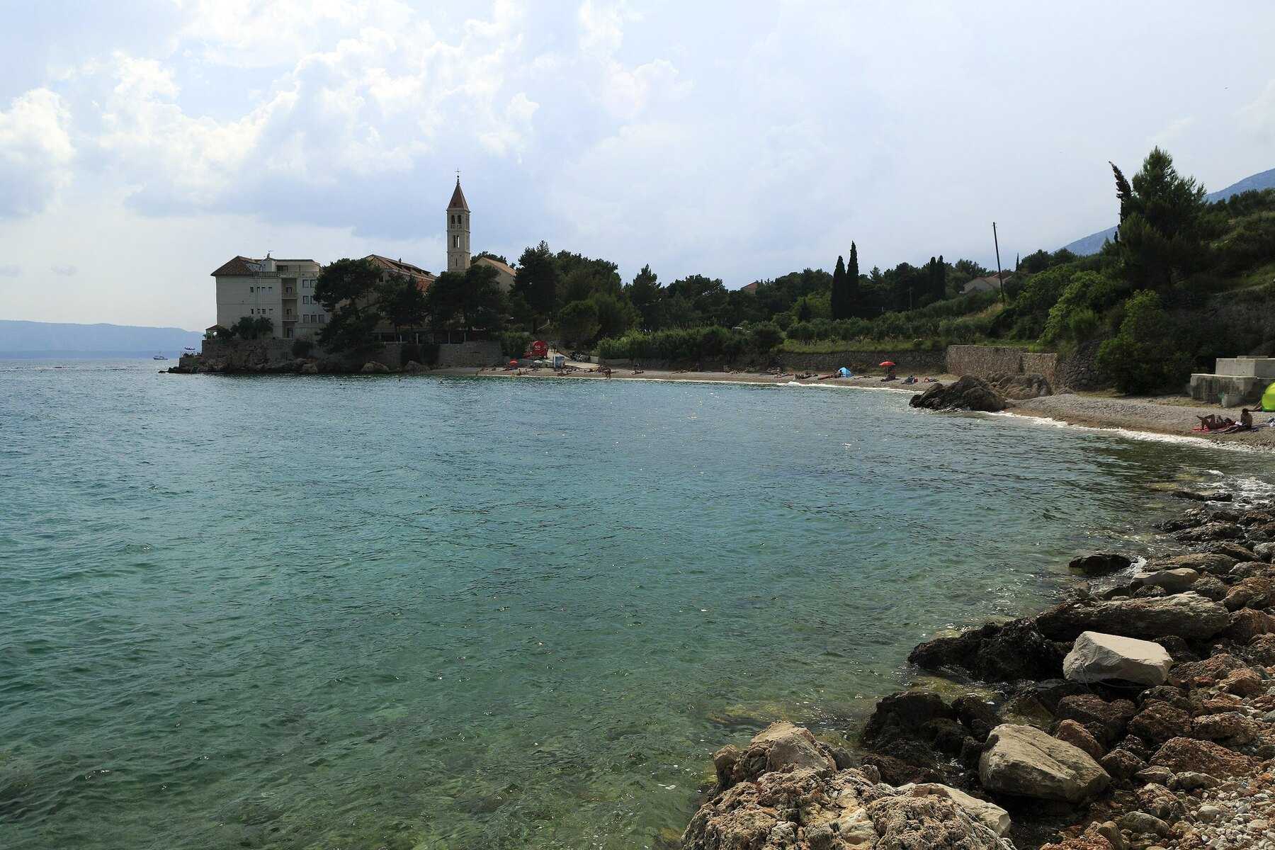 Le couvent dominicain de Bol sur la presqu'île de Glavica, au bord de la mer