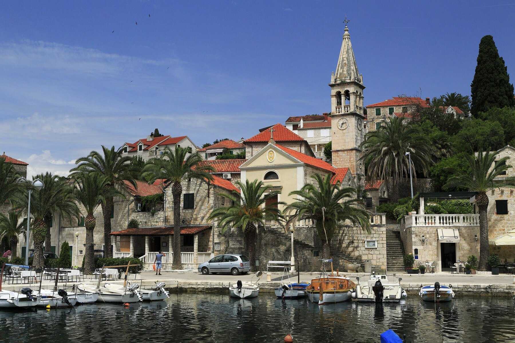 Le petit port de Splitska, son église et ses palmiers