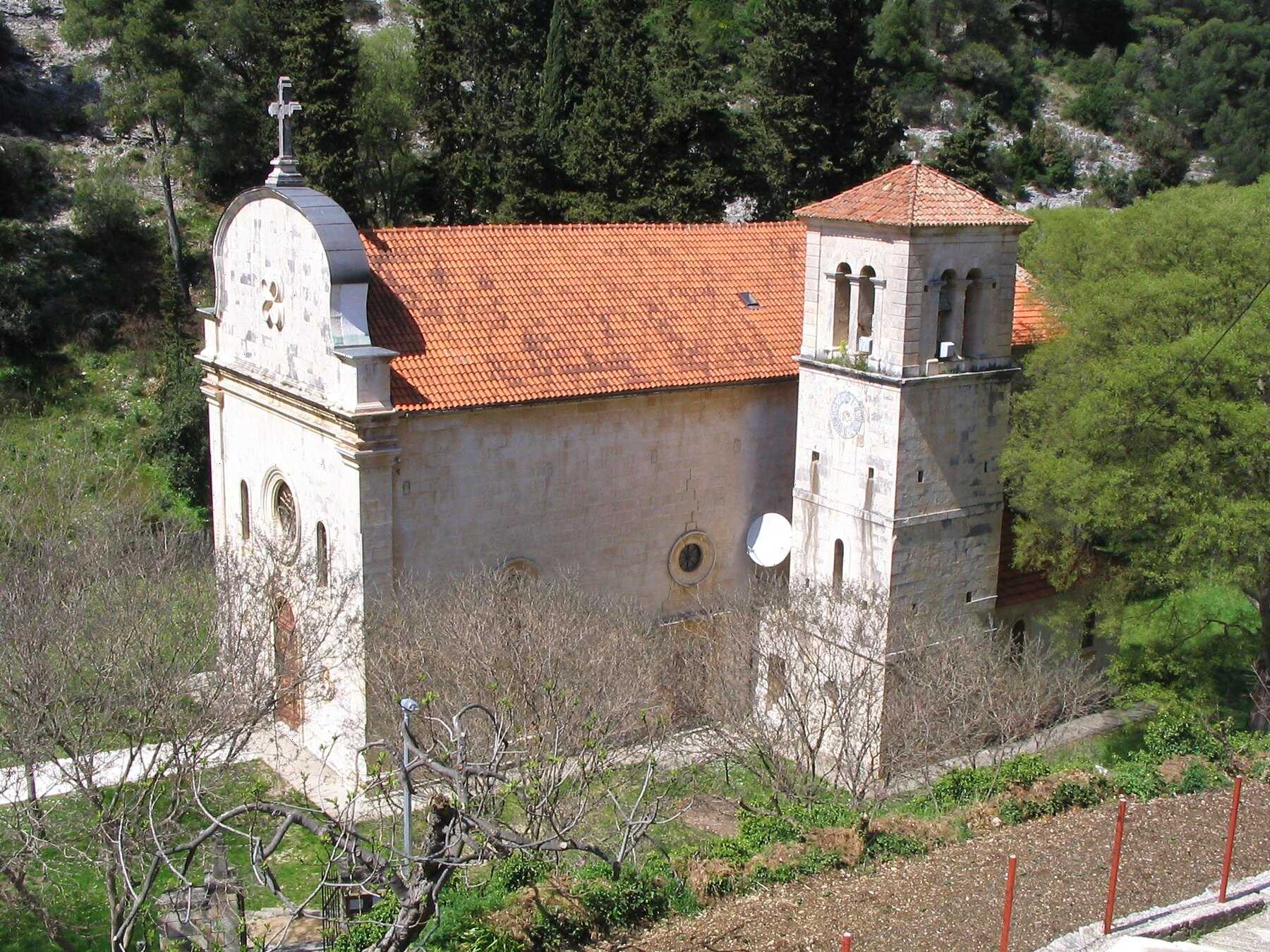 La petite église de pierre du village de Dol, près de Postira
