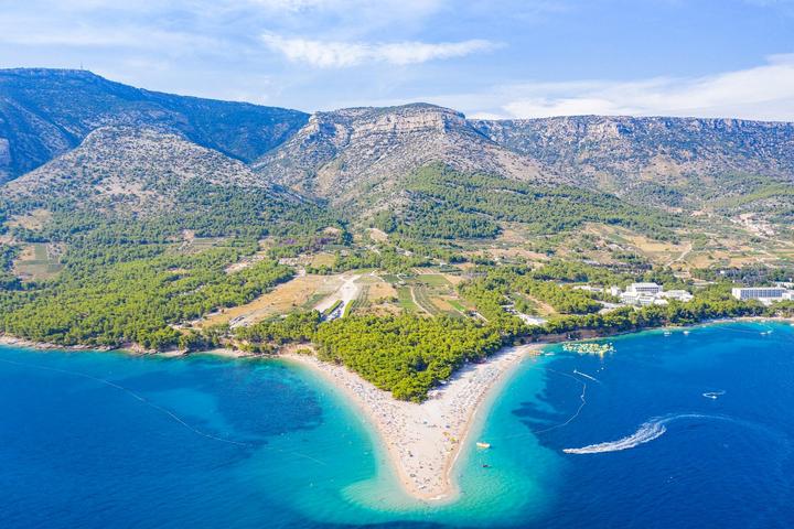 La plage de Zlatni Rat à Bol vue du ciel, avec les falaises de Vidova gora en arrière-plan