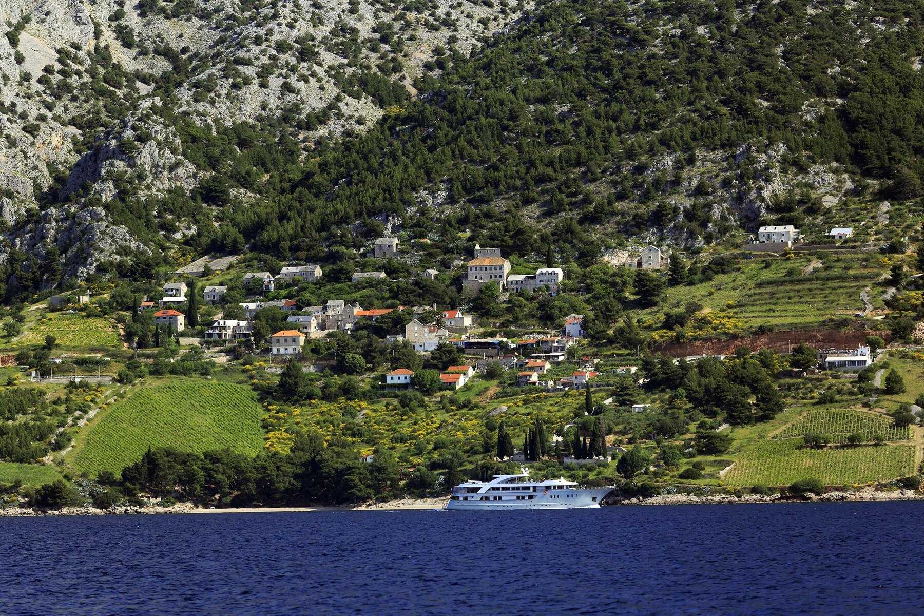 Le village de Murvica au pied des pentes rocheuses de Vidova gora, point de départ vers la grotte du Dragon