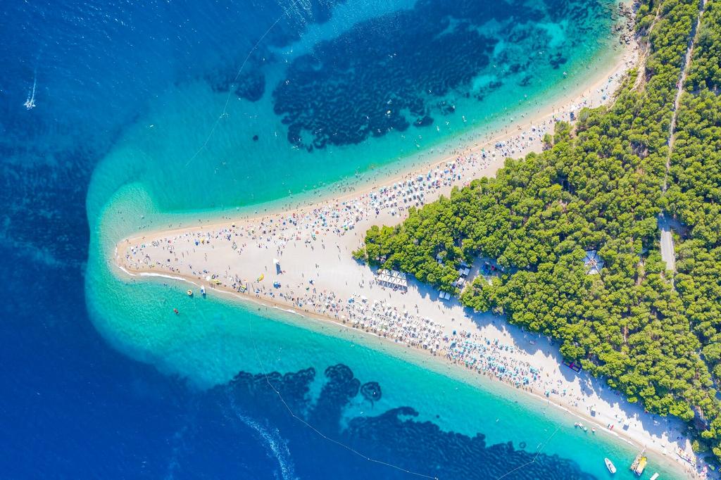 Vue aérienne de la flèche de galets de Zlatni Rat entourée d'eau turquoise