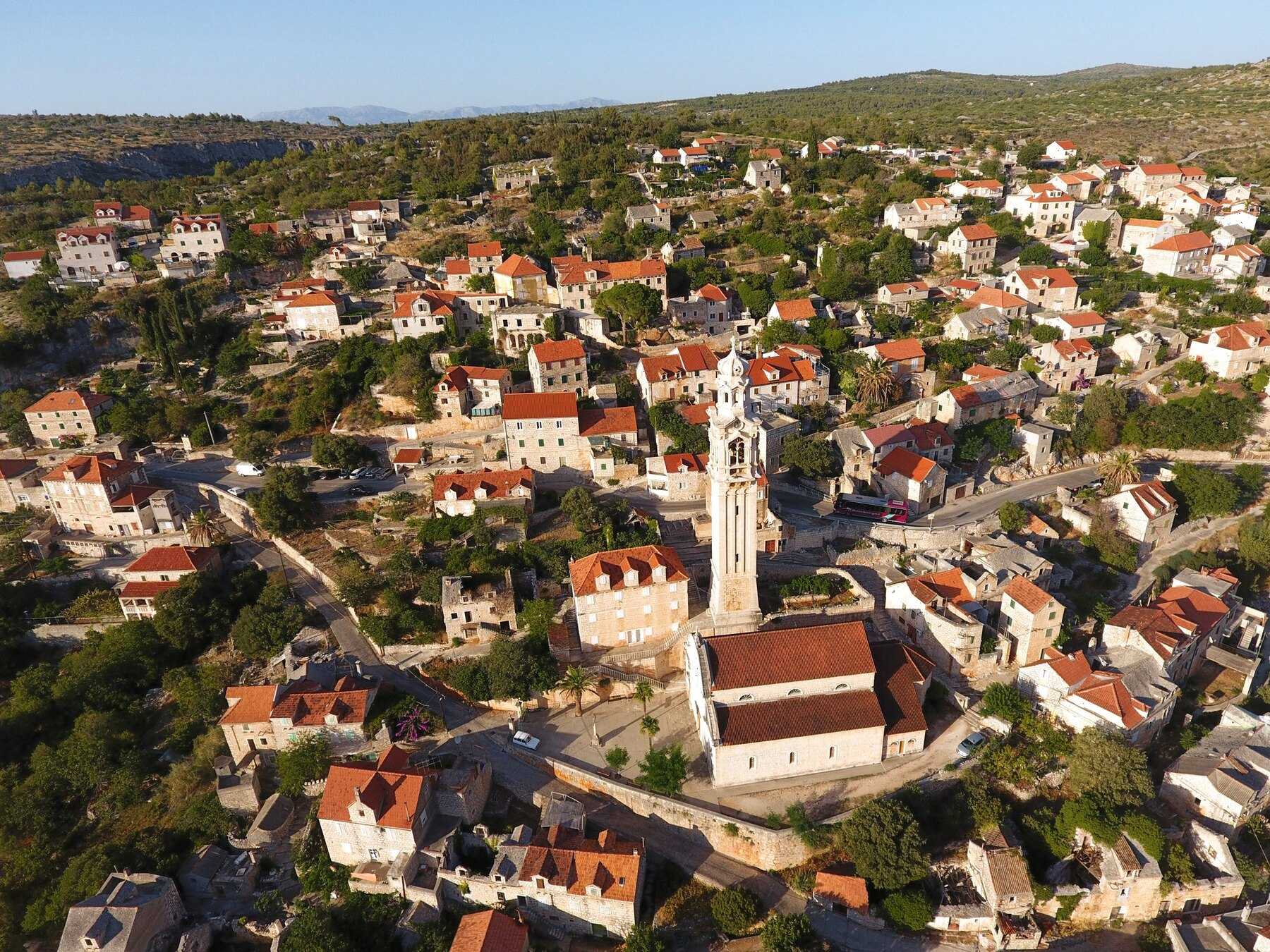 Vue aérienne du village de Ložišća et de son clocher élancé dessiné par Ivan Rendić