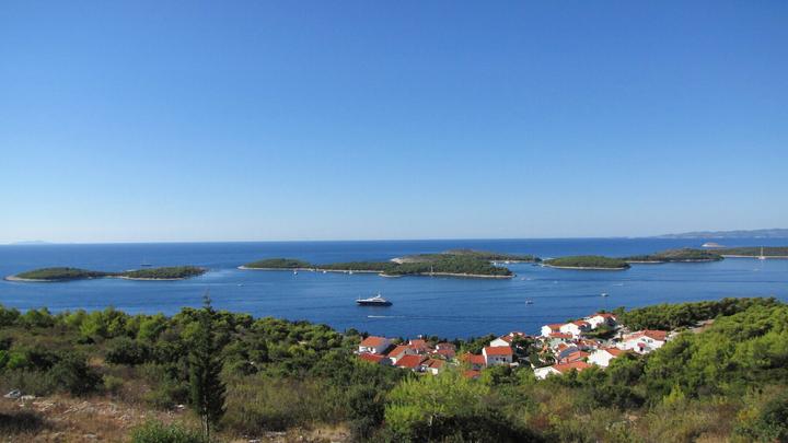 Le chapelet des îles Pakleni vu depuis les hauteurs de Hvar, sous un ciel bleu