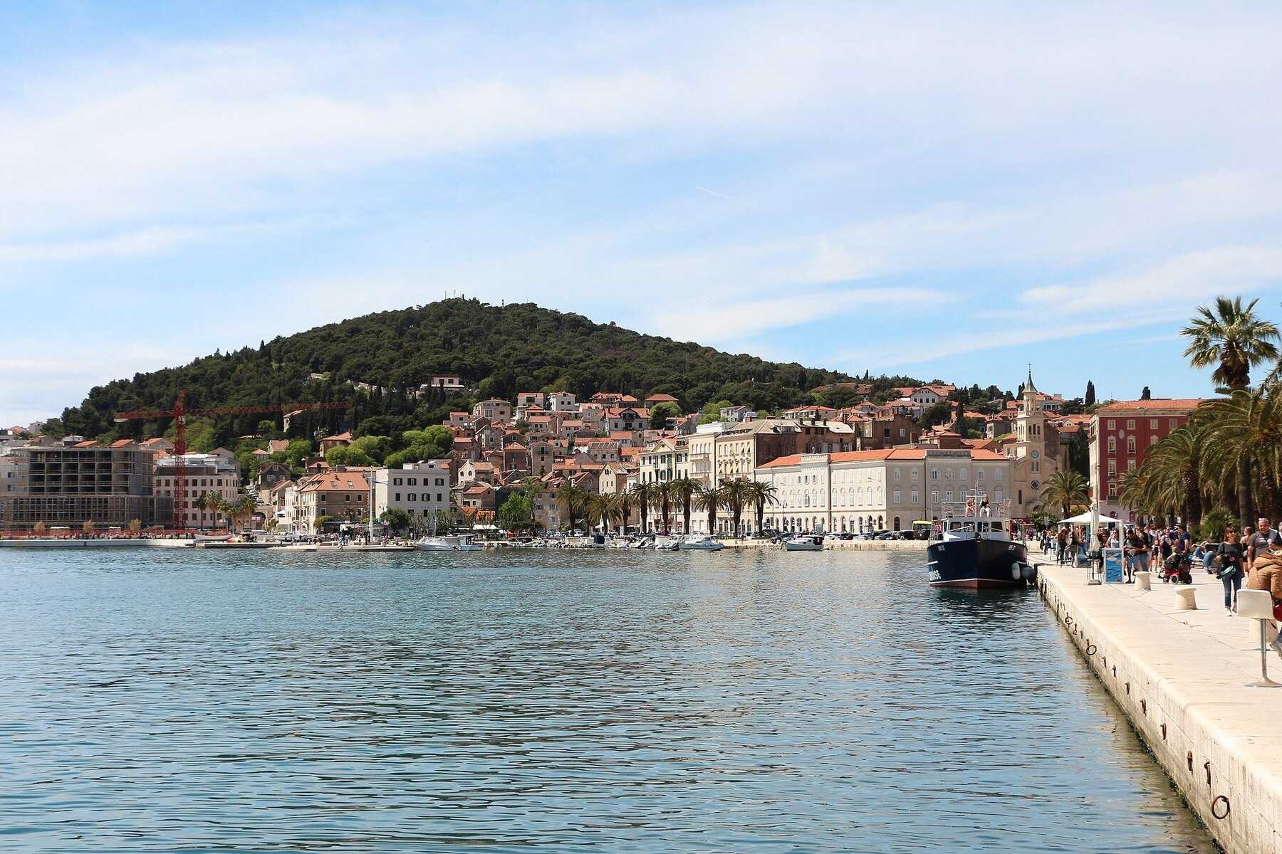 La colline de Marjan vue depuis le port de Split