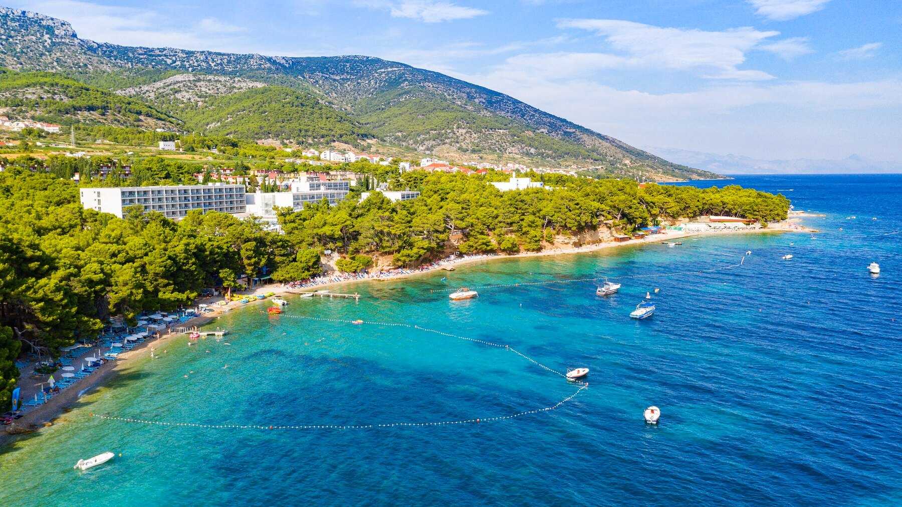 La côte de Bol, ses pinèdes et ses eaux turquoise au pied des montagnes de Brač