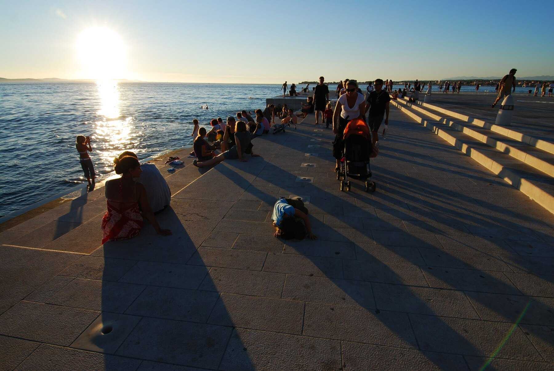 Coucher de soleil sur les marches de l'orgue marin de Zadar