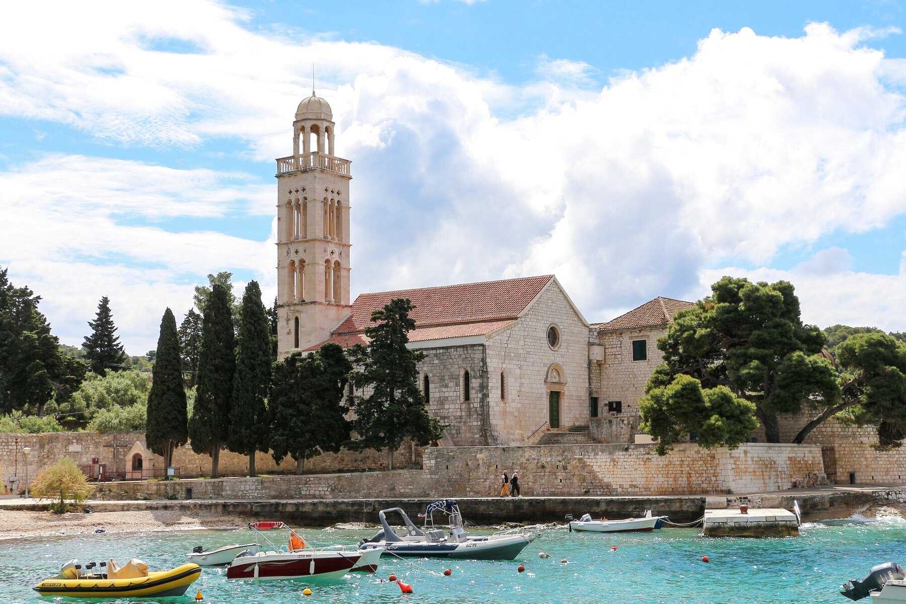Le couvent franciscain de Hvar et son campanile au bord de l'eau turquoise