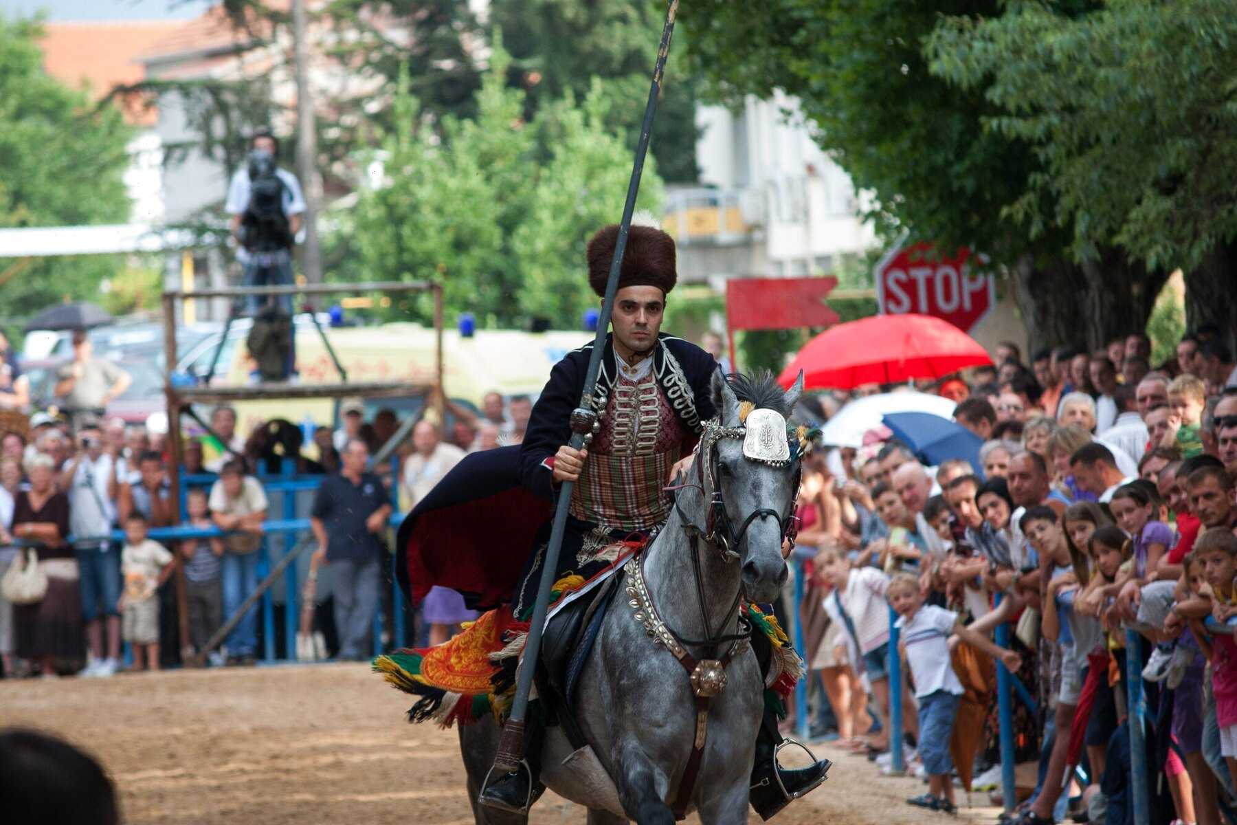 Un cavalier de l'Alka de Sinj, lance à la main, devant le public