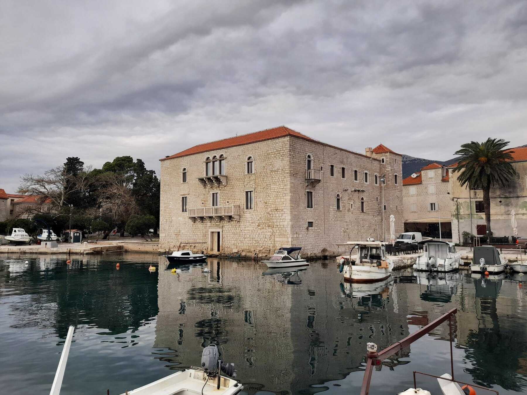 Le château Vitturi de Kaštel Lukšić, au bord de son petit port