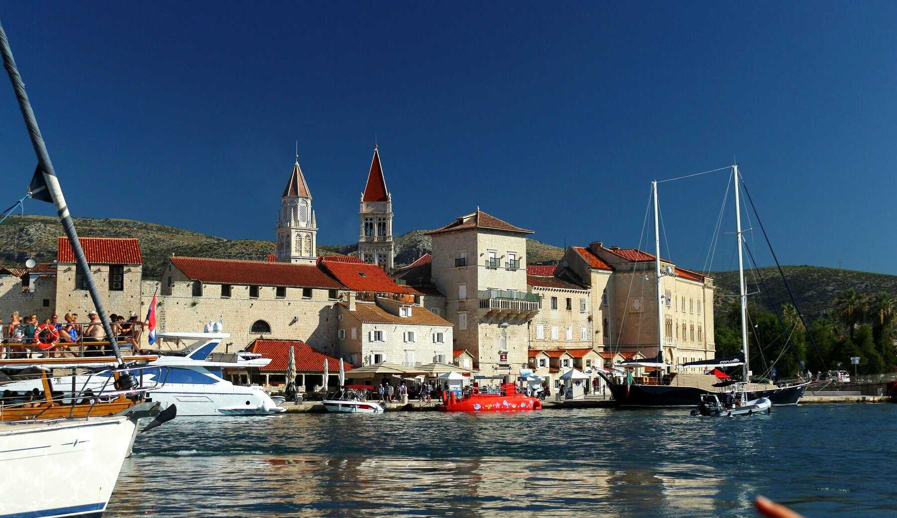 Les clochers de Trogir vus depuis la mer, derrière les voiliers