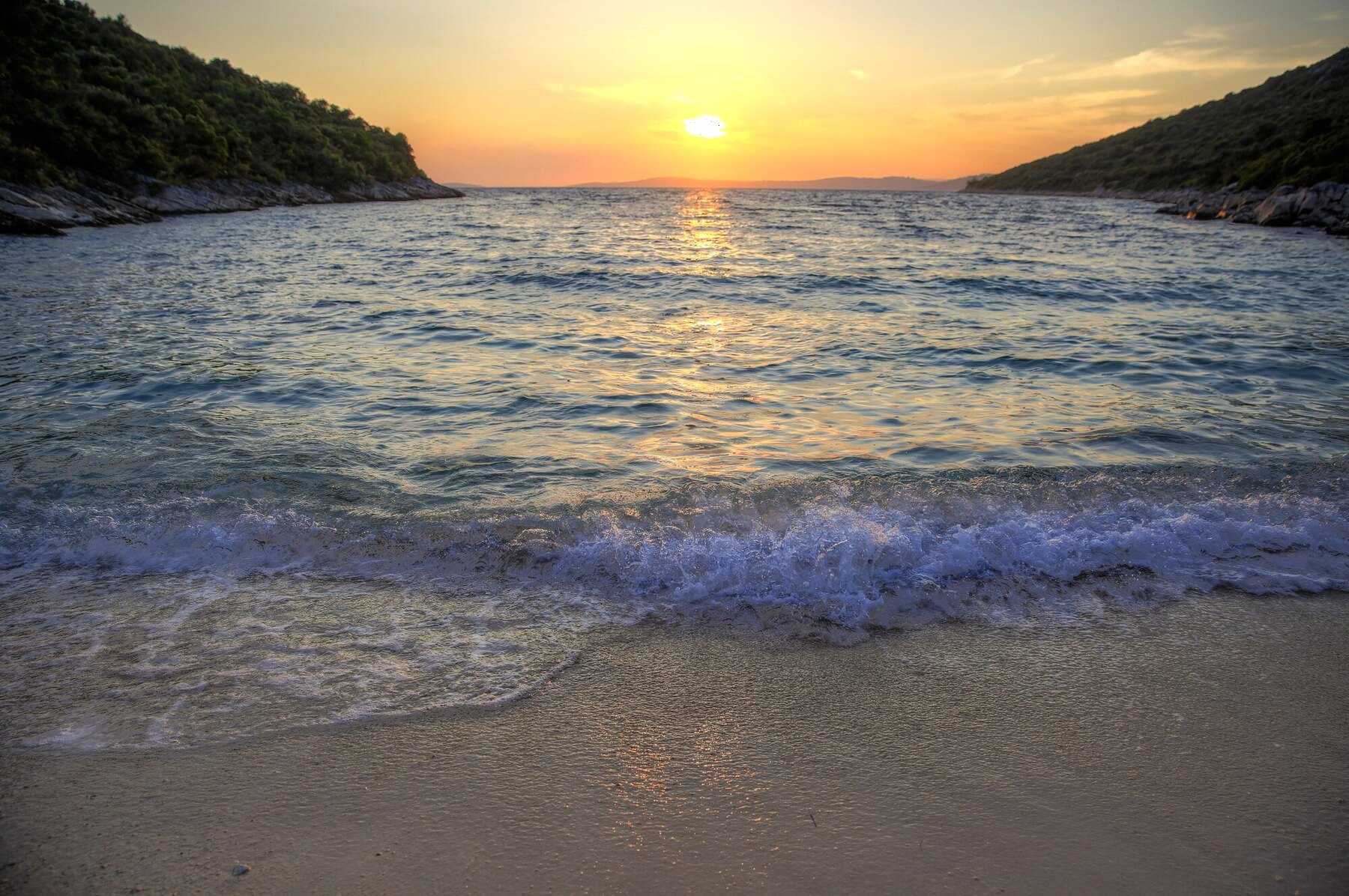 Coucher de soleil sur la baie de Šipkova uvala, près de Maslinica, sur Šolta
