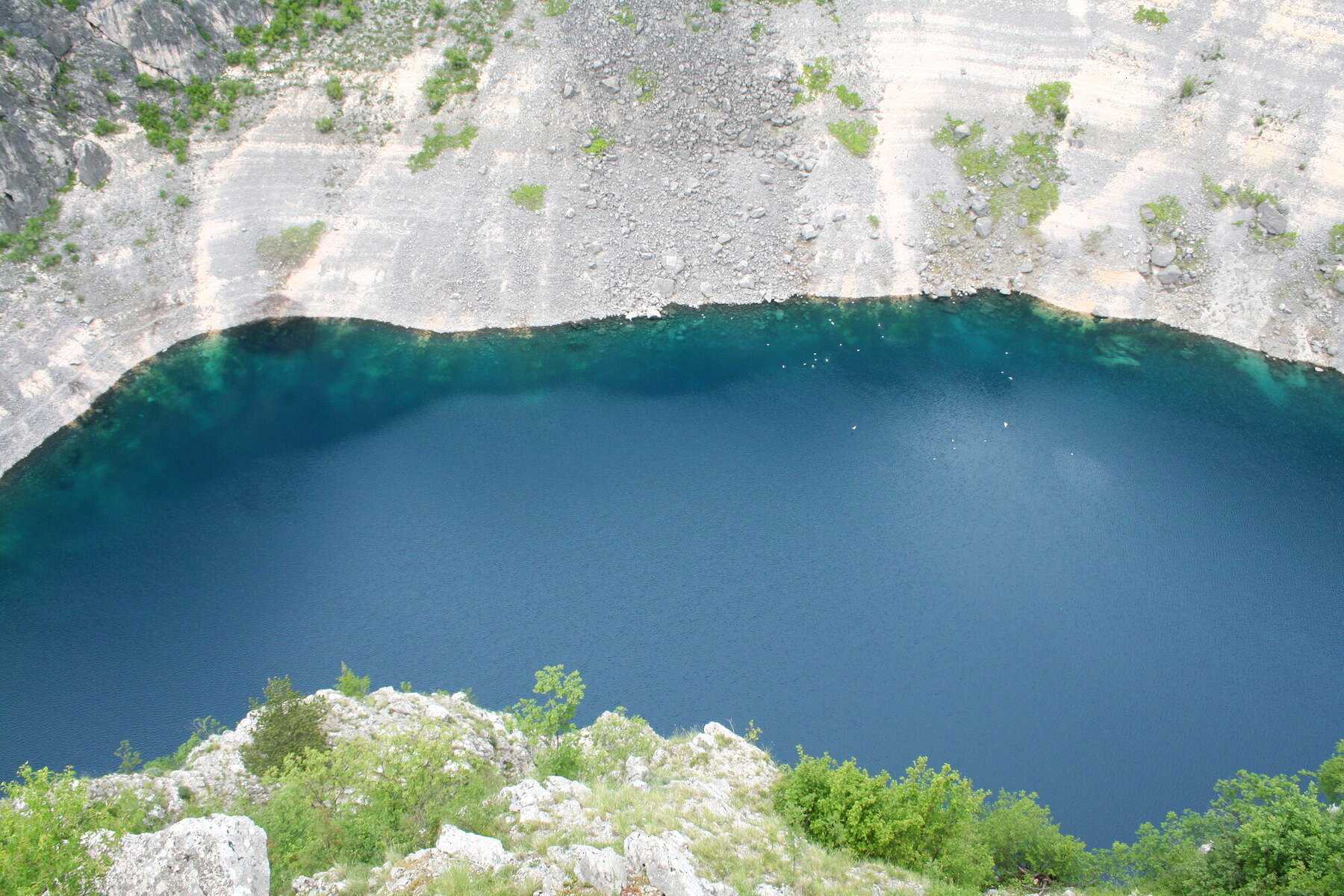 Les eaux bleues du lac Bleu d'Imotski au fond de son gouffre
