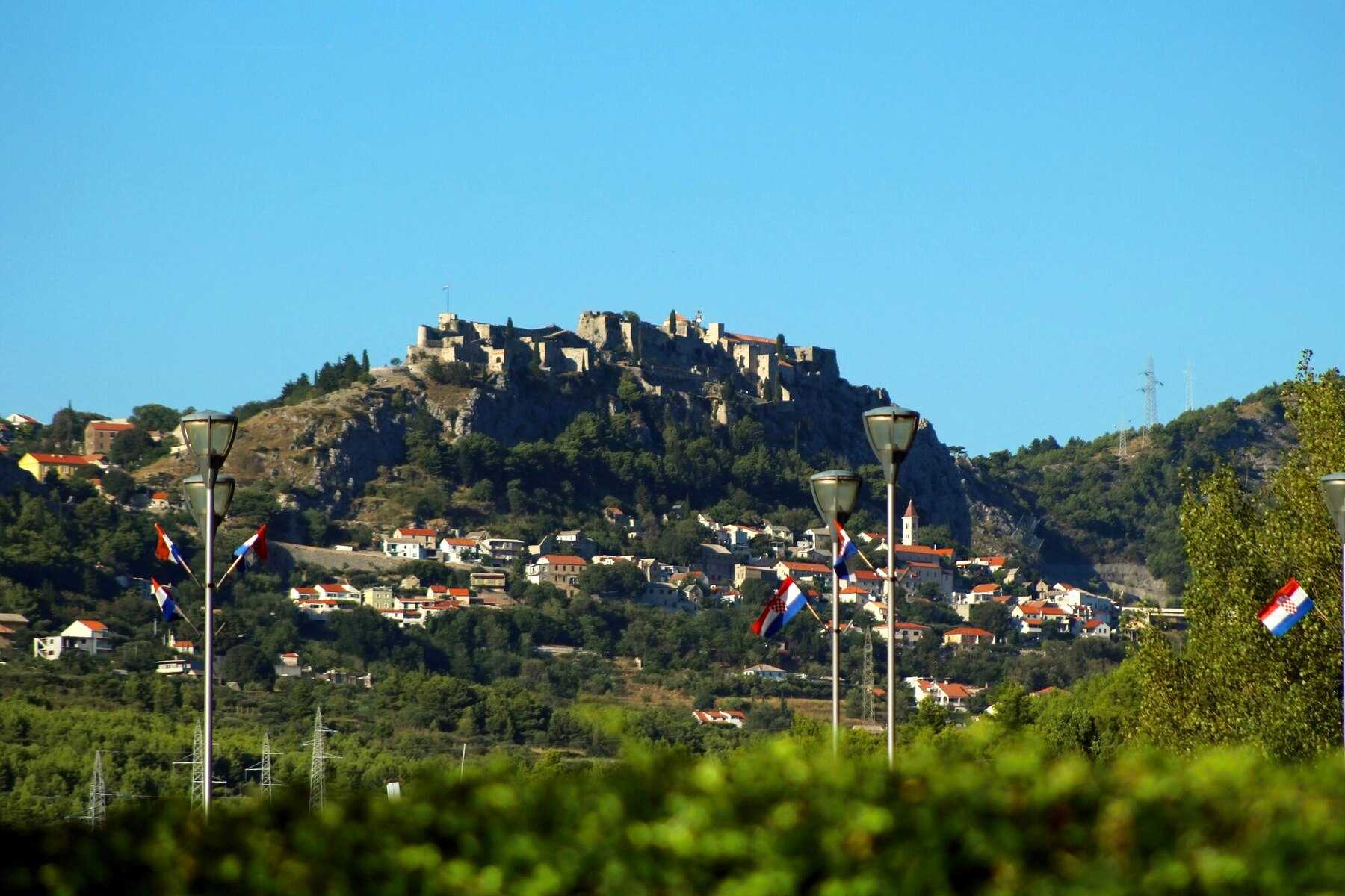 La forteresse de Klis sur son éperon rocheux, au-dessus du village