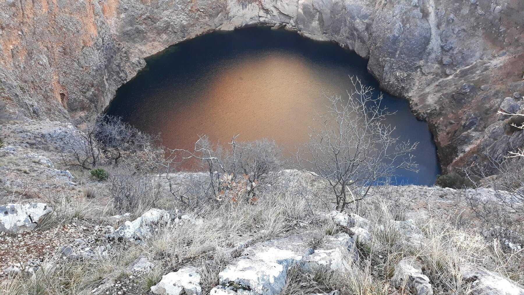 Le lac Rouge d'Imotski au fond de son immense gouffre