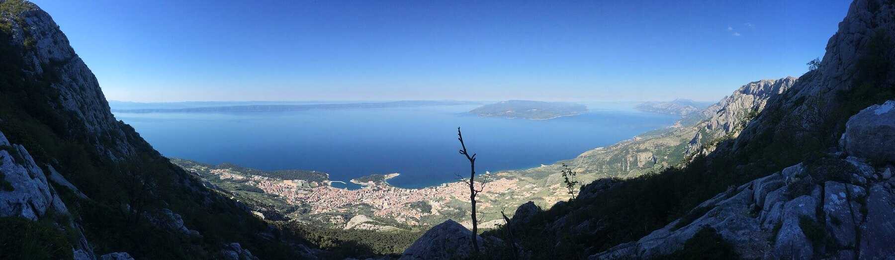 Makarska et la mer vues depuis un col du Biokovo, entre deux parois rocheuses