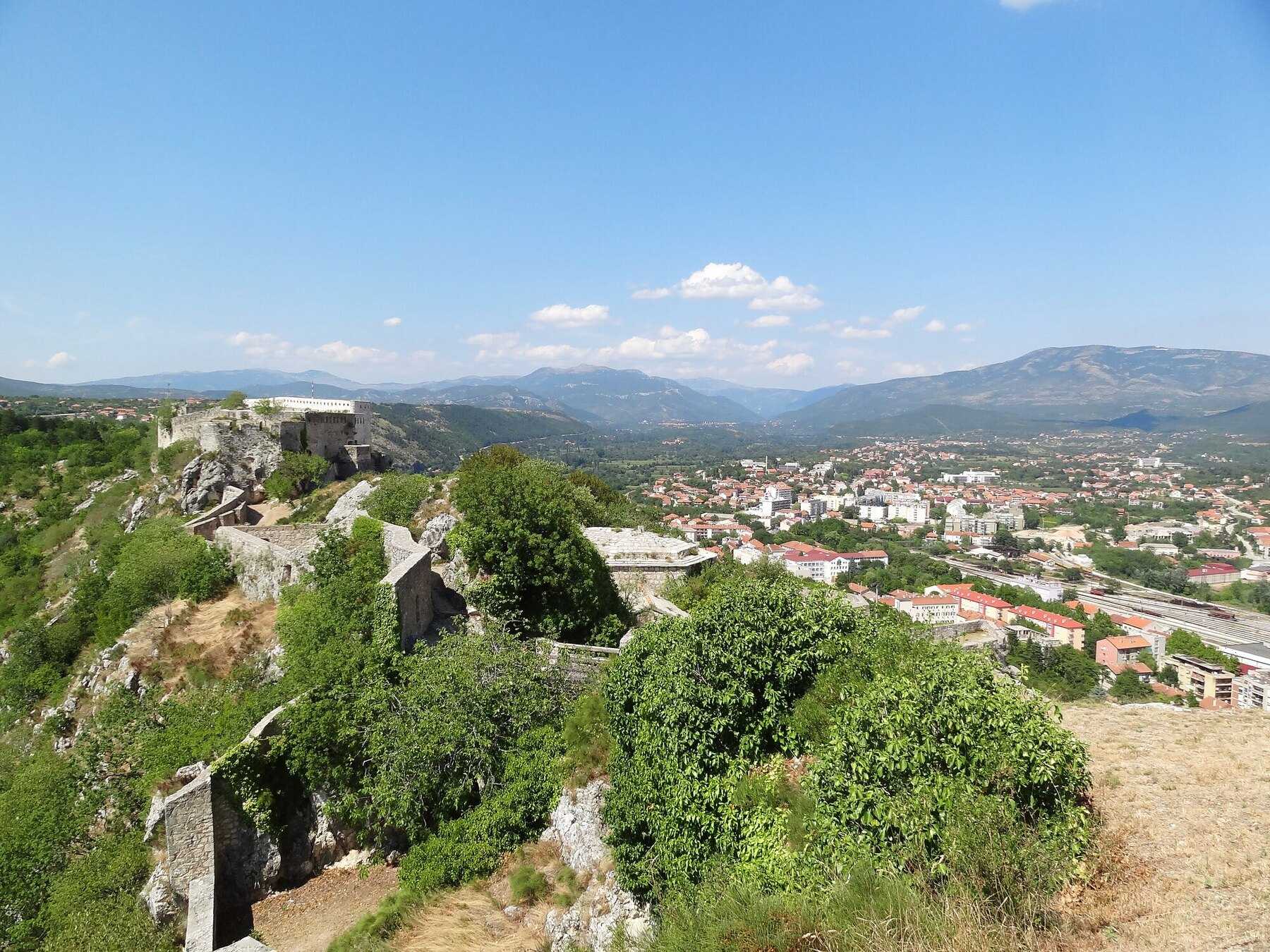 Les remparts de la forteresse de Knin au-dessus de la ville et de la vallée