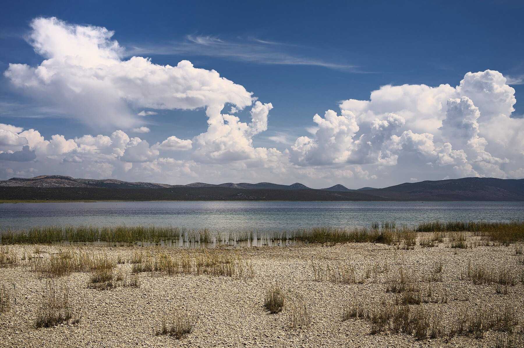 Les rives du lac de Vrana sous un ciel d'orage