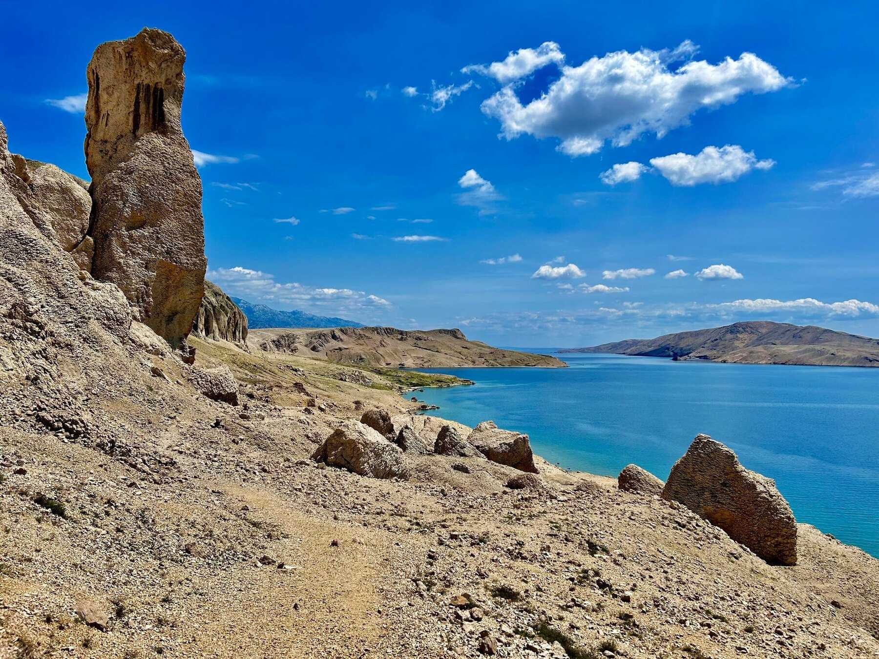 Rochers sculptés par l'érosion au-dessus de la mer, sur l'île de Pag