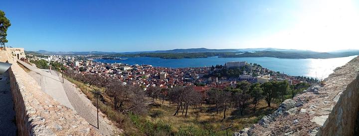 Šibenik, son canal et les îles de l'archipel vus depuis la forteresse Saint-Jean