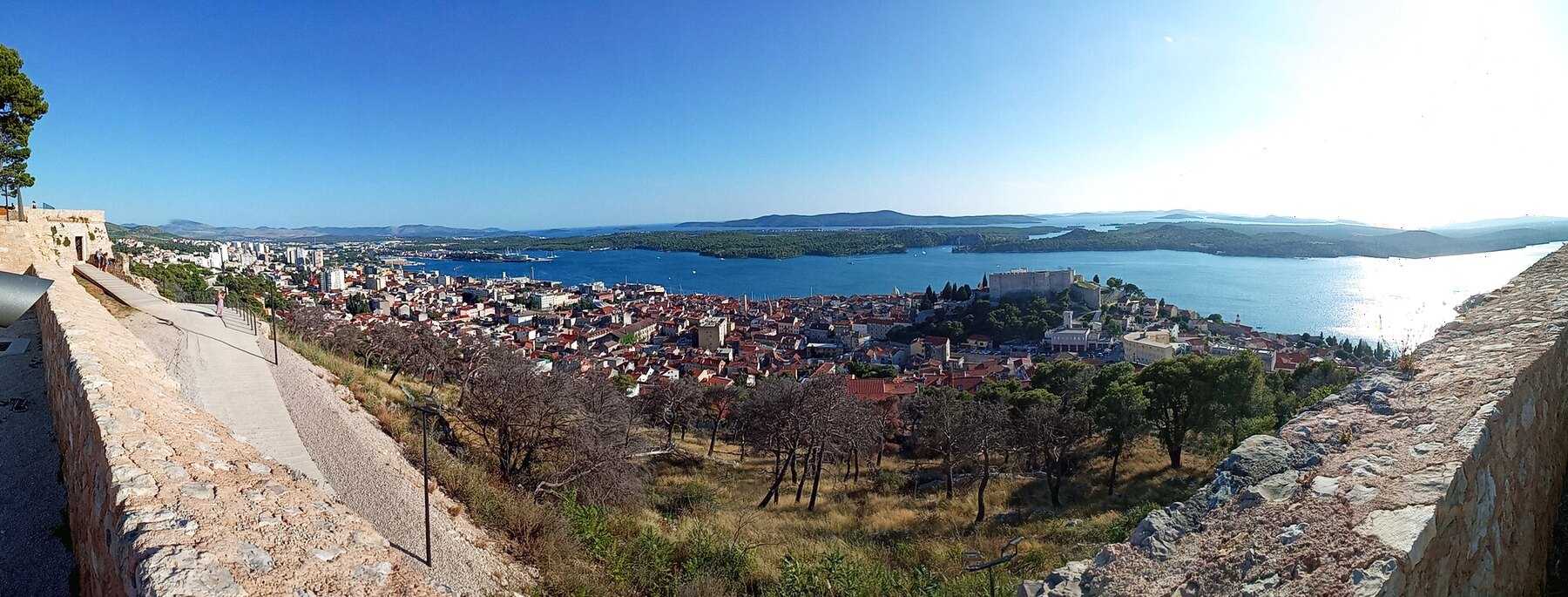 Šibenik, son canal et les îles de l'archipel vus depuis la forteresse Saint-Jean