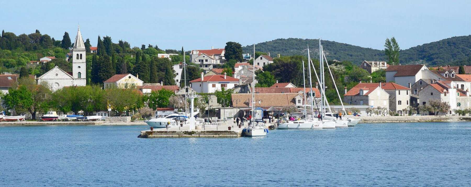 Le village de Zlarin et son clocher vus depuis la mer