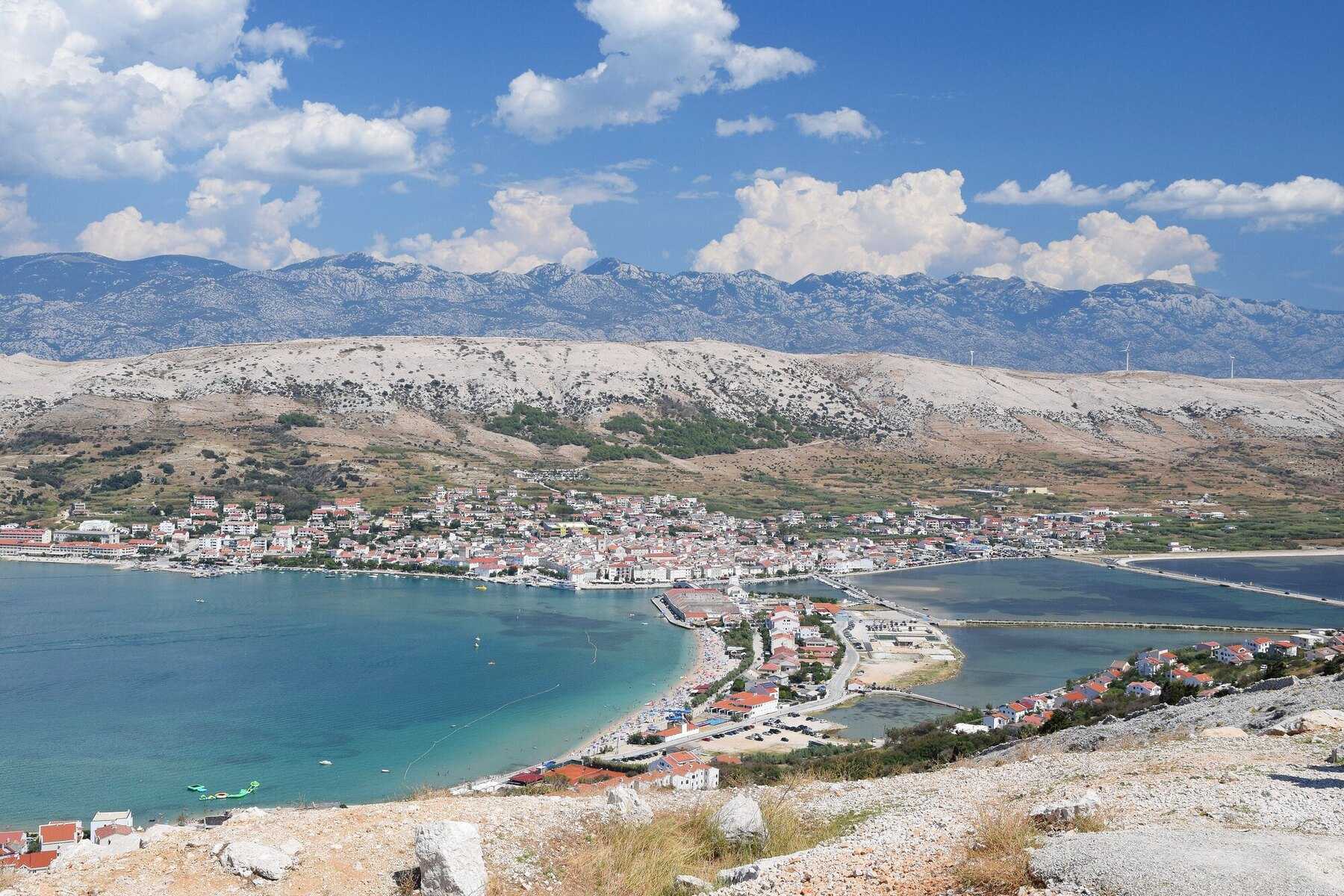 La ville de Pag et sa baie au pied des collines de pierre, avec le Velebit au fond