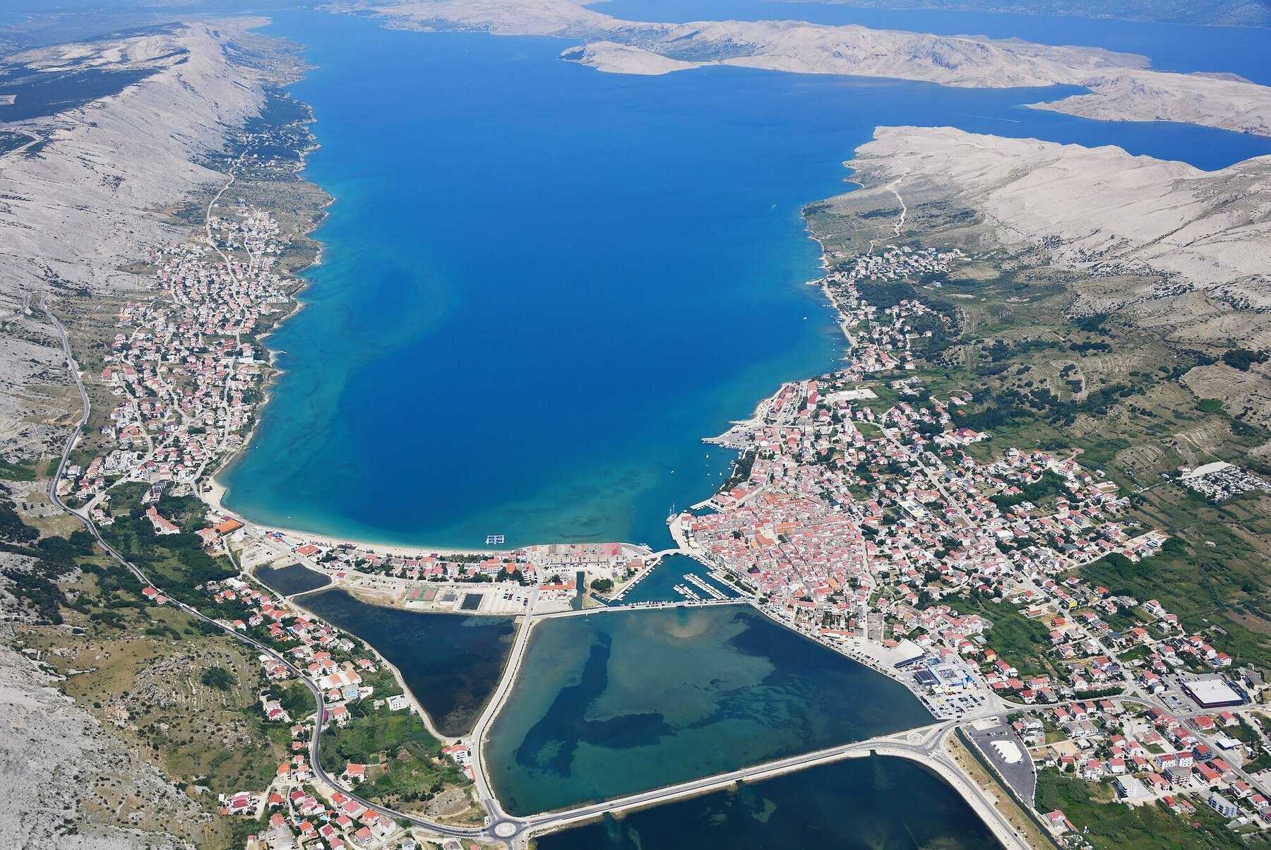 La ville de Pag entre sa baie et ses salines, vue d'avion