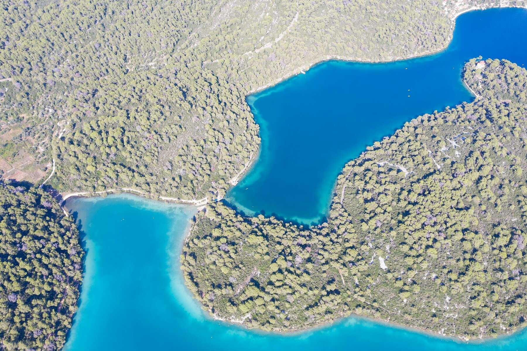 Le canal qui relie le Grand et le Petit Lac de Mljet, au milieu des pins