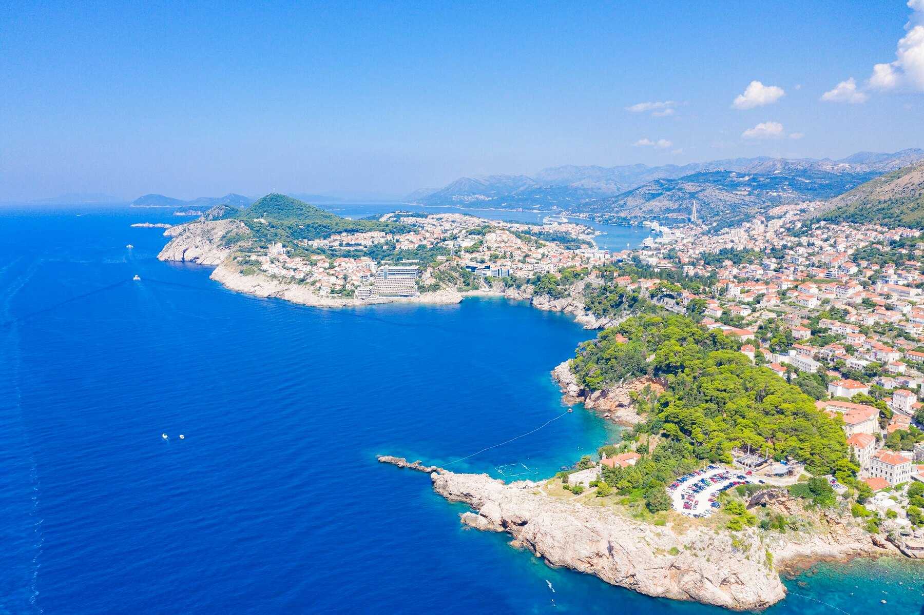 La côte de Dubrovnik vue du ciel, de la vieille ville à la presqu'île de Lapad