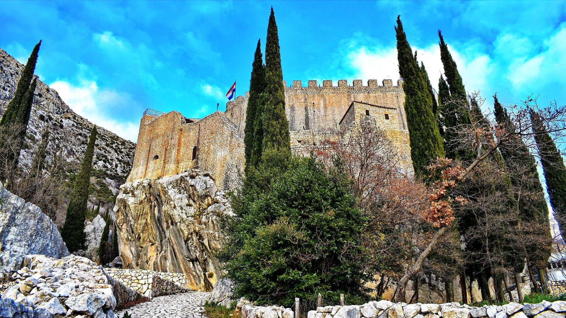 La forteresse de Sokol Grad entre cyprès et rochers, dans le Konavle