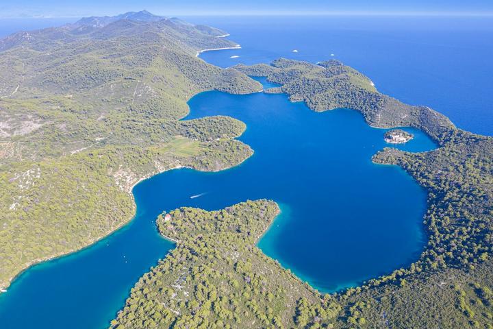 Le Grand Lac de Mljet, ses bras de mer et ses collines boisées vus du ciel