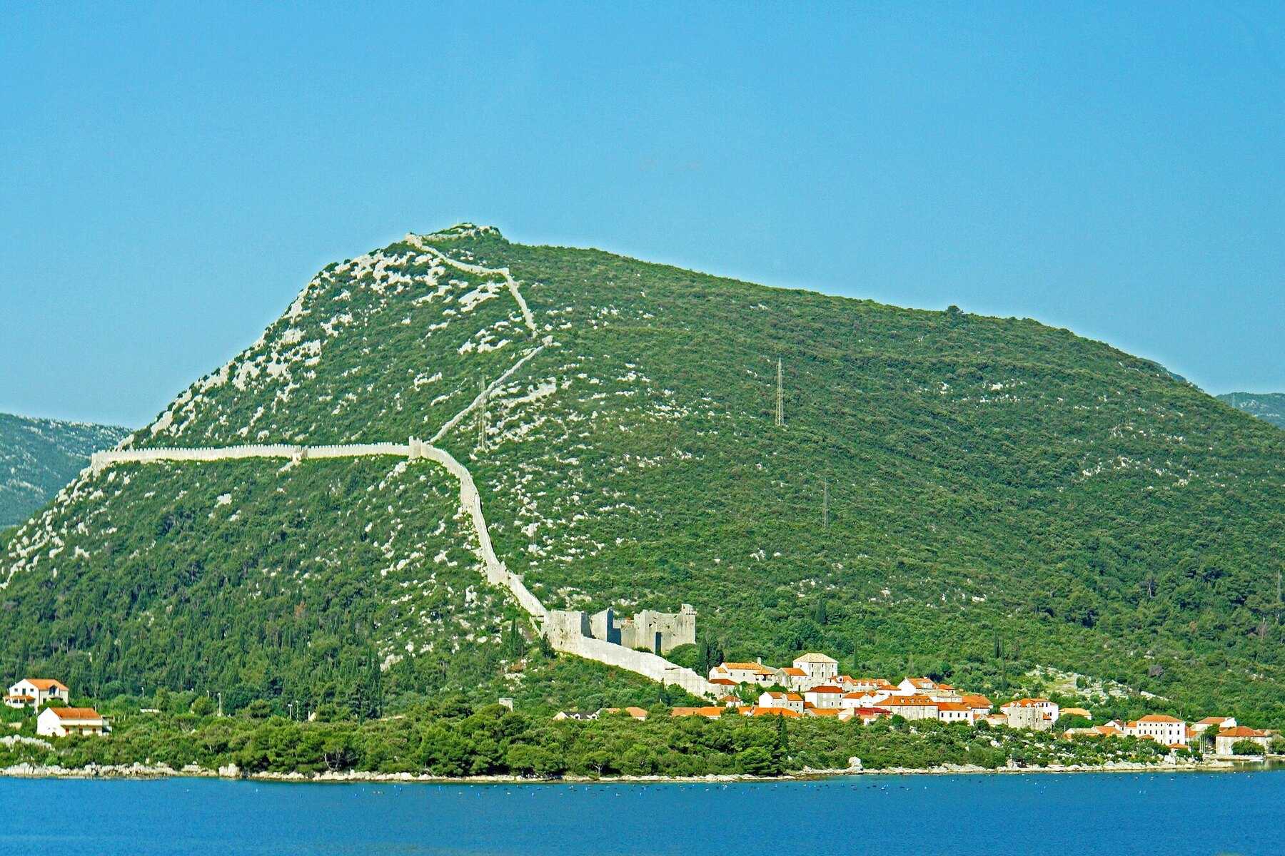 La grande muraille de Ston sur la colline, au-dessus du village et de la mer