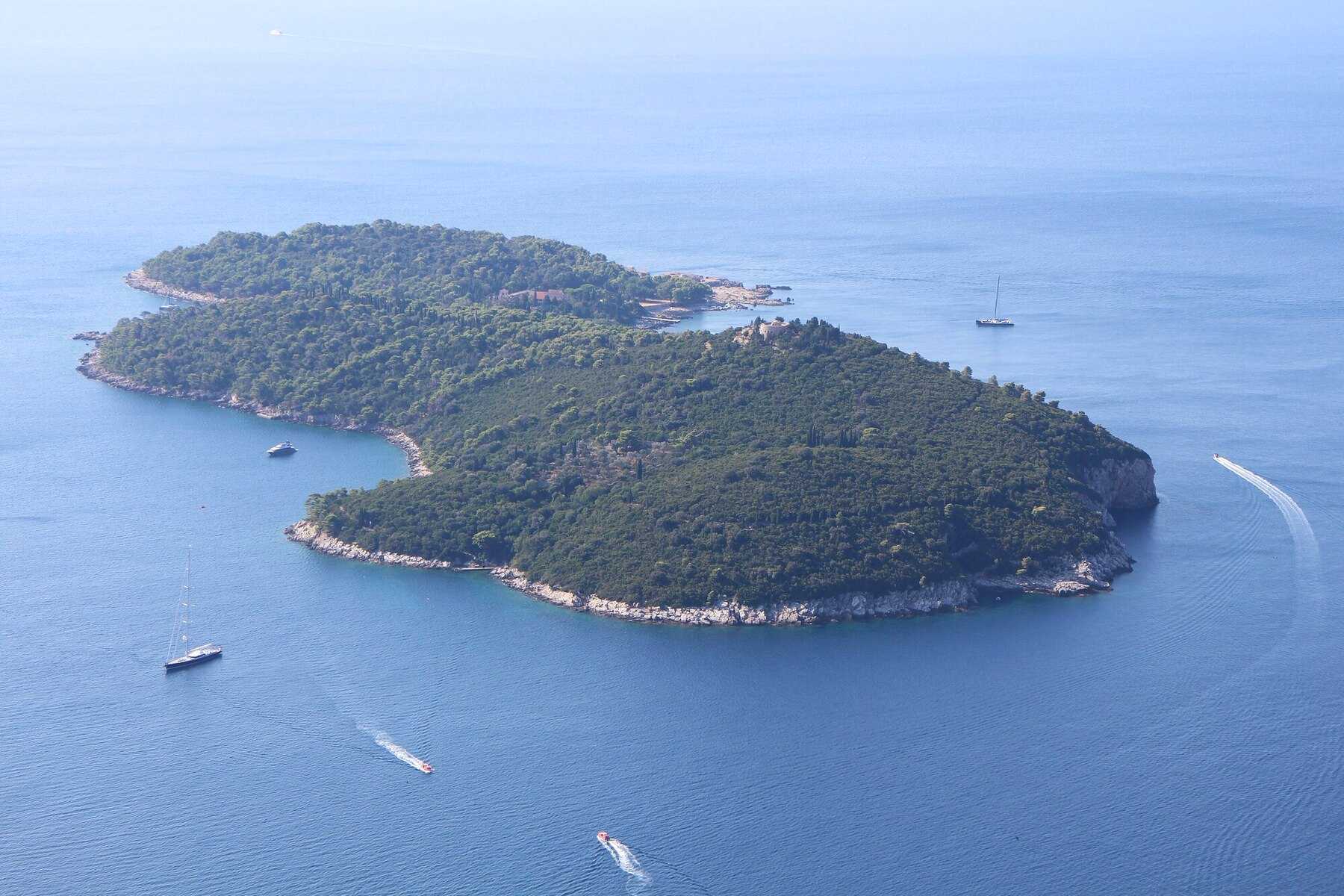 L'île boisée de Lokrum vue d'en haut, au large de Dubrovnik