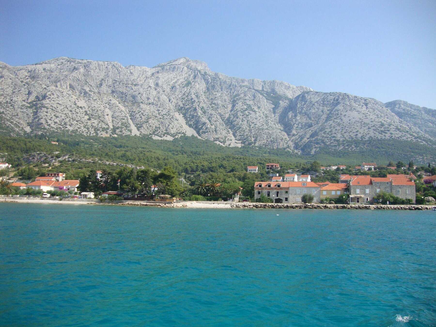 Orebić et ses plages au pied du mont Sveti Ilija, sur la presqu'île de Pelješac