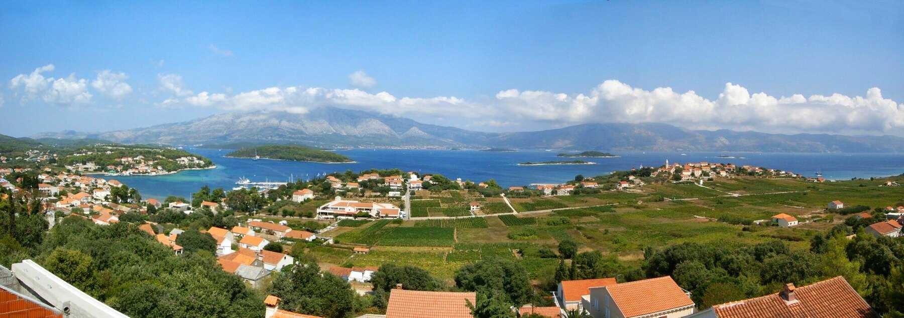 Panorama de Lumbarda, ses vignes et ses îlots, à l'est de l'île de Korčula