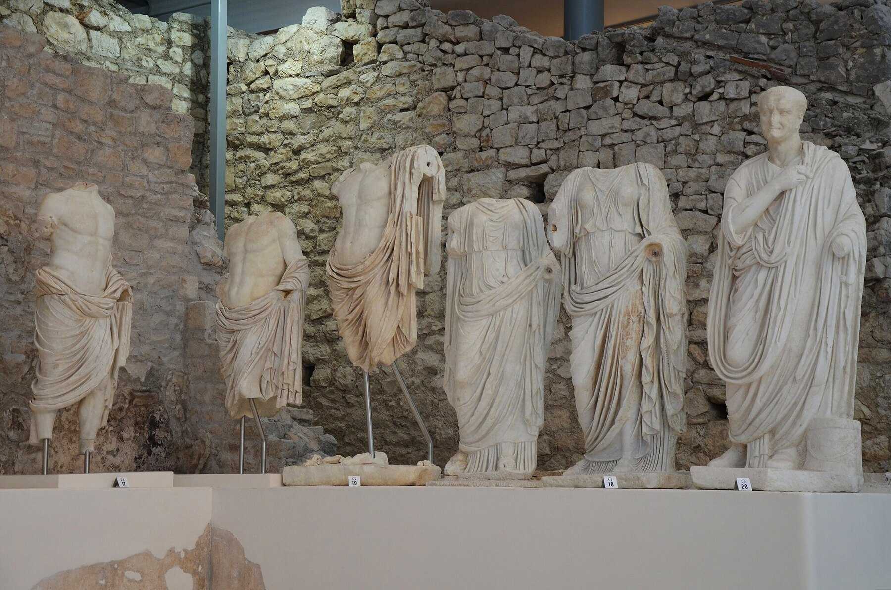 Les statues romaines de l'Augusteum exposées au musée archéologique de Narona, à Vid