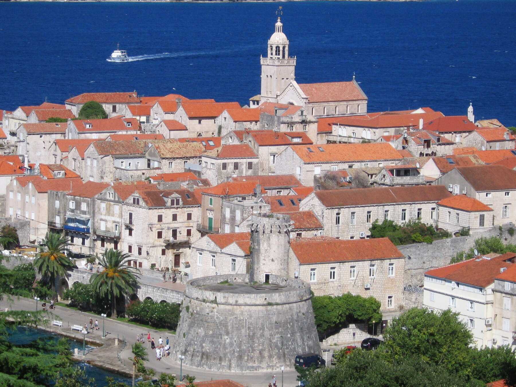 Les toits de la vieille ville de Korčula, le clocher de la cathédrale et la mer