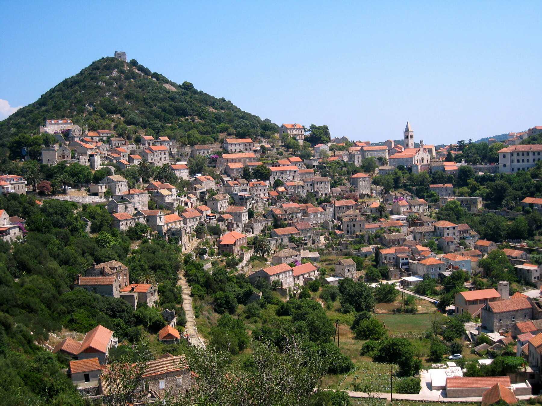 Le village de Lastovo étagé en amphithéâtre sur sa colline