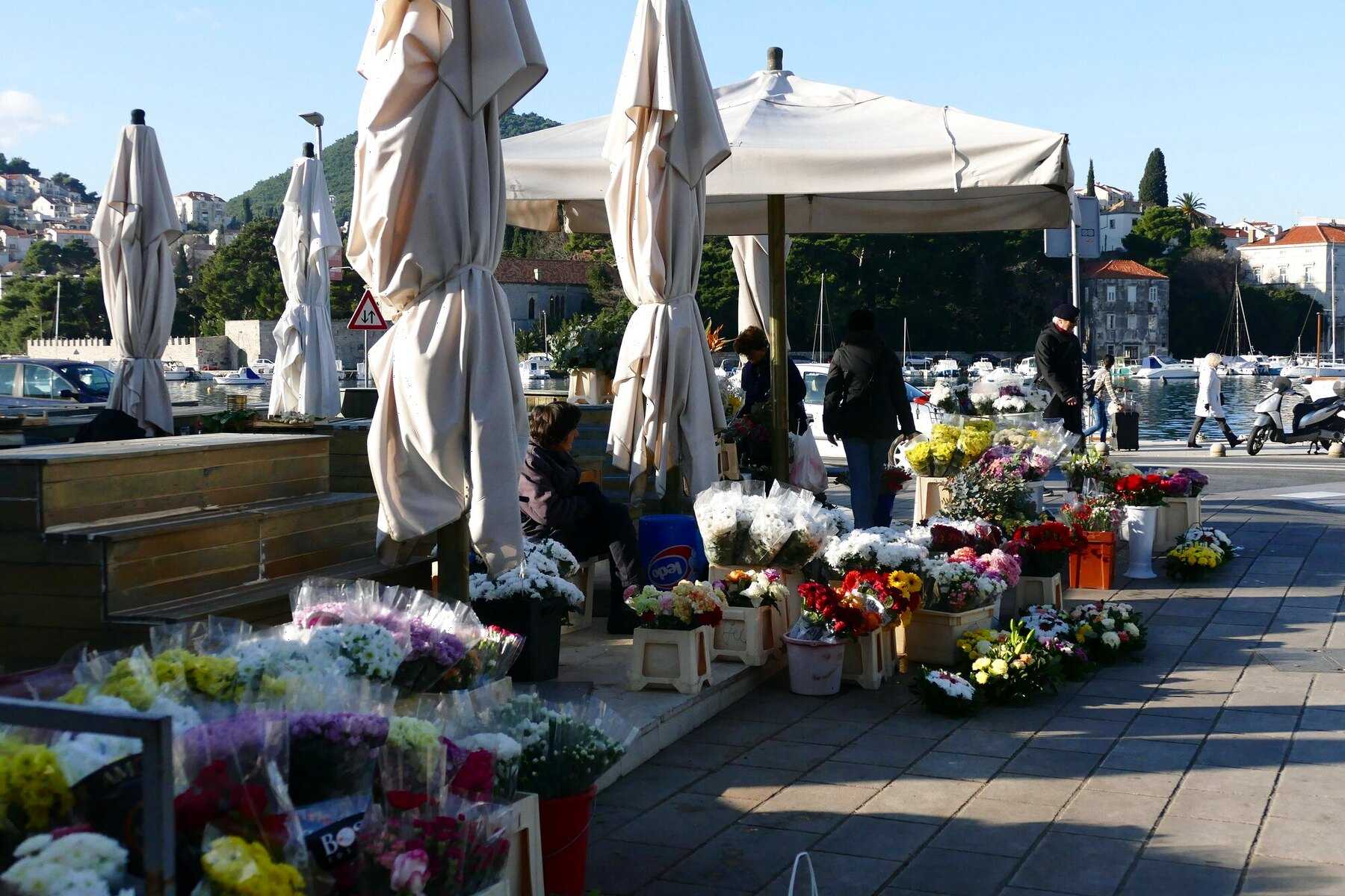 Étals de fleurs au marché de Gruž