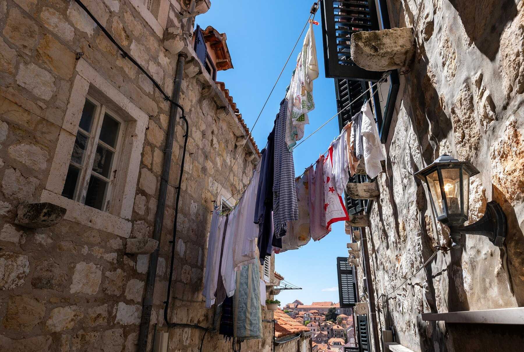 Linge étendu dans une ruelle de la vieille ville