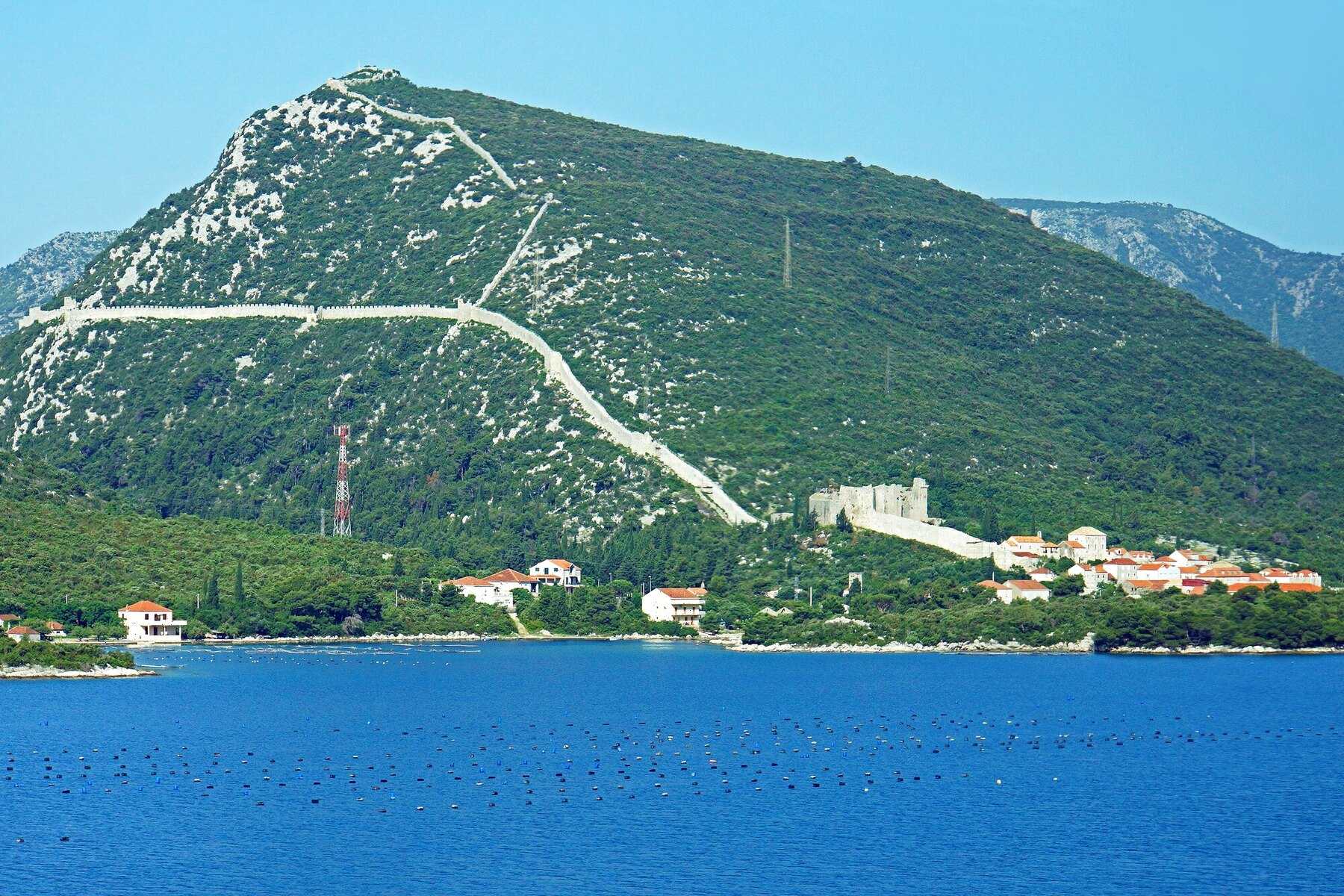 Les murailles de Ston sur la colline
