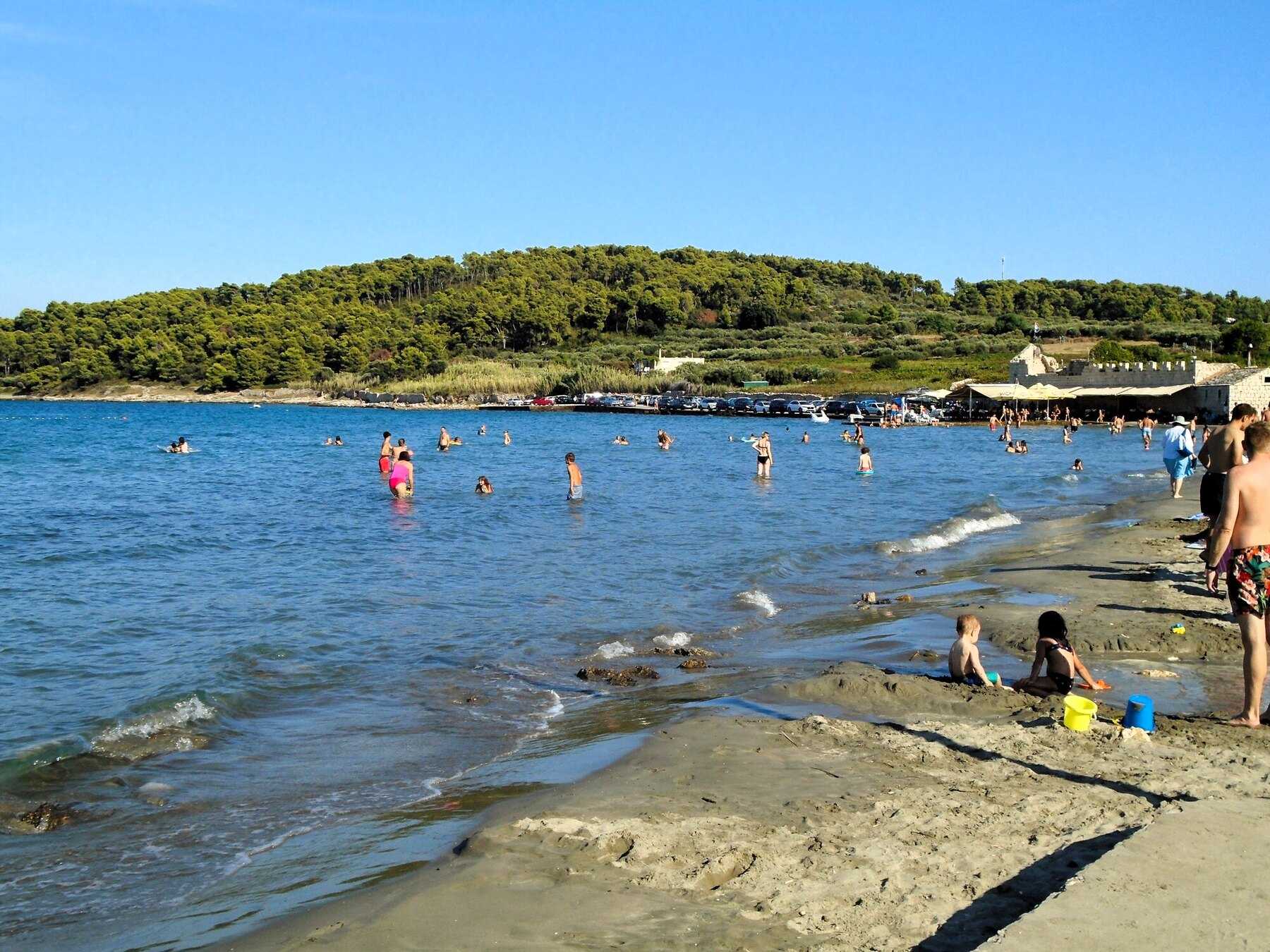 Enfants jouant dans le sable de la plage de Bilin žal, à Lumbarda, sur l'île de Korčula