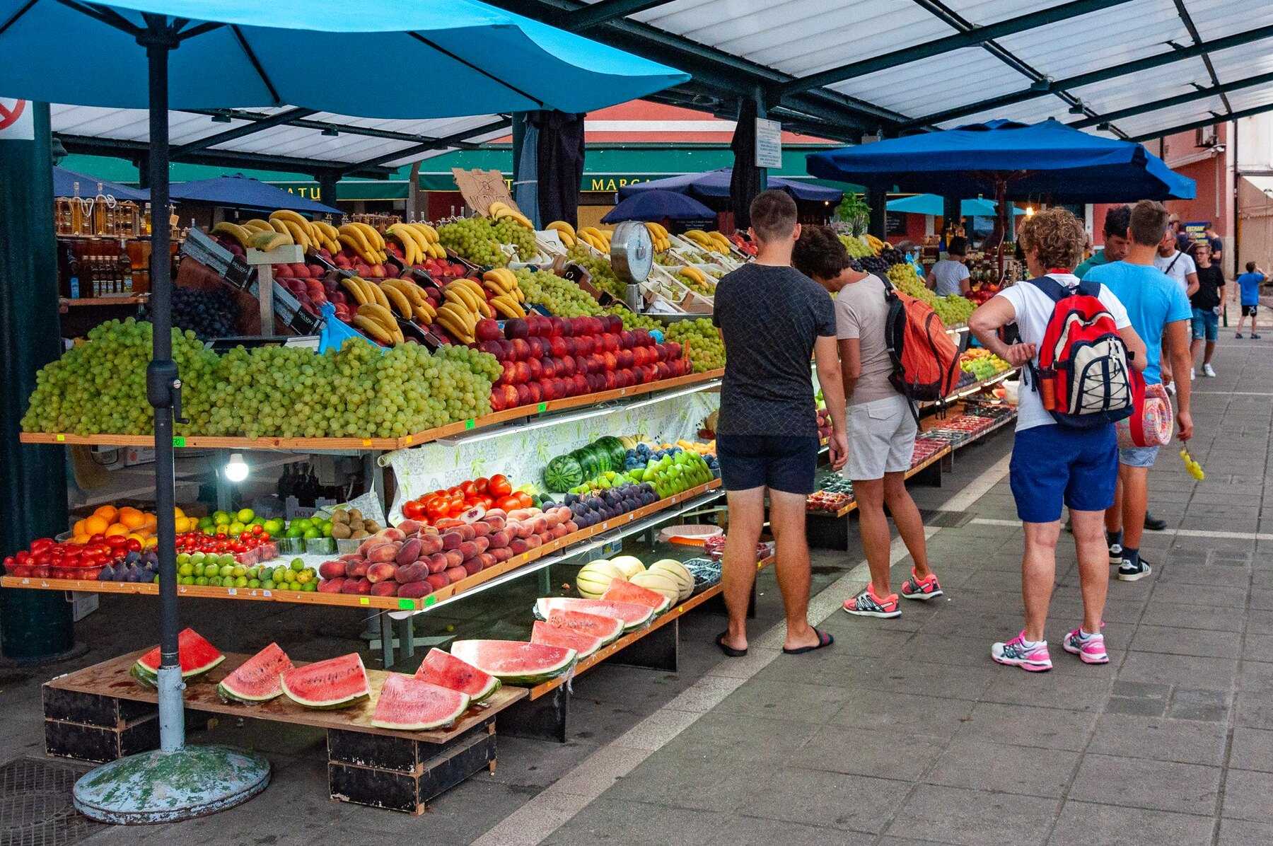 Étals de fruits et légumes du marché de Rovinj